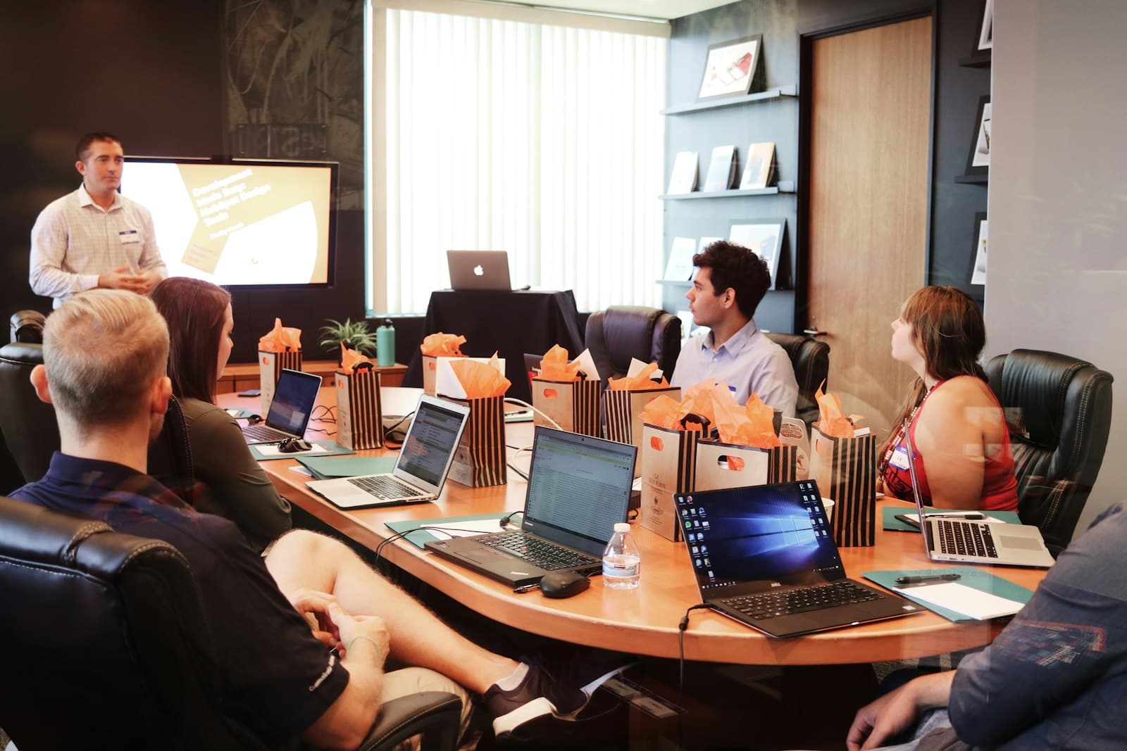Equipo de Mira Consulting trabajando juntos con propósito